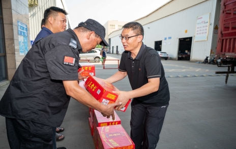 戰(zhàn)高溫、保供應(yīng)，嘉興市財(cái)貿(mào)工會(huì)主席陳云建慰問(wèn)我司基層員工